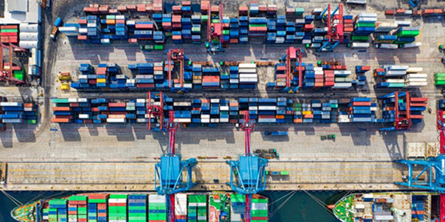 la alta demanda en el comercio marítimo ha creado una escasez de contenedores vacíos.