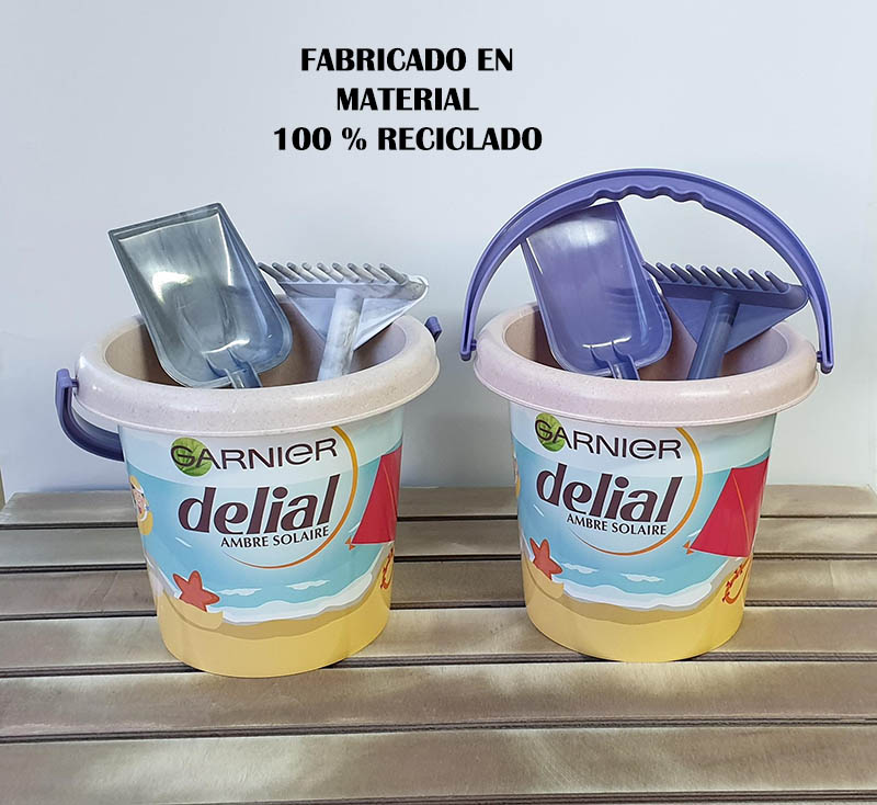 Set cubo de playa con pala y rastrillo