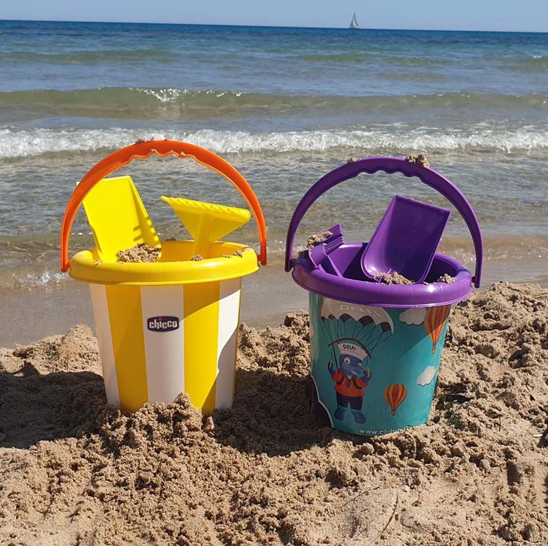 Set cubo de playa con pala y rastrillo