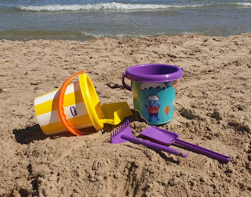 Set cubo de playa con pala y rastrillo